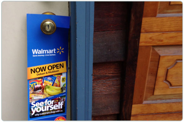 Distributie de flyere door hanger